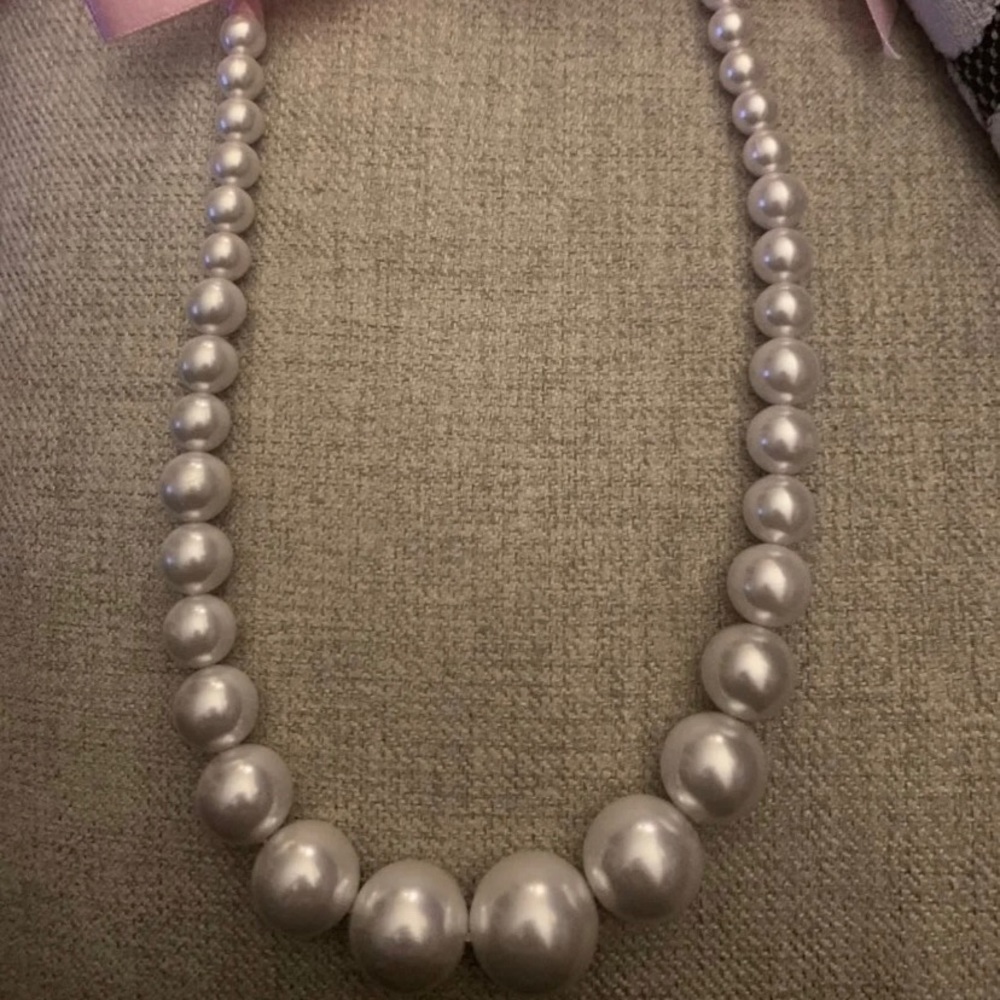Jumbo pearl necklace